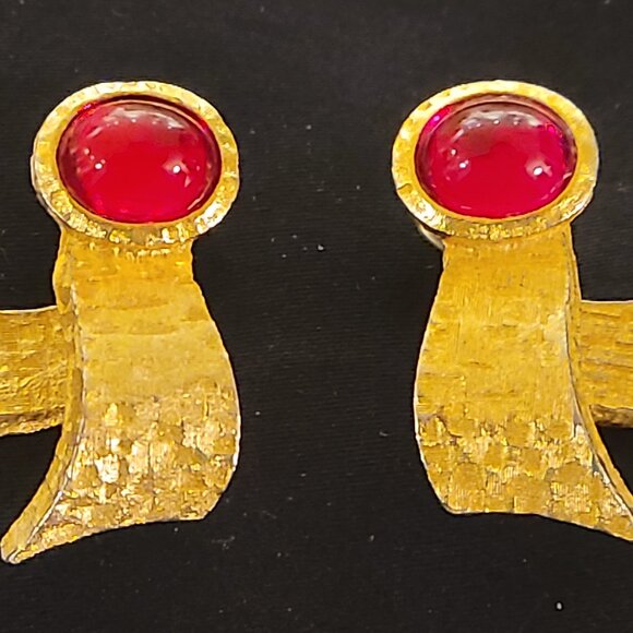 RARE VINTAGE CROWN TRIFARI TEXTURED GOLD AND RED CABUCHON STONE CLIP EARRINGS - Picture 2 of 6